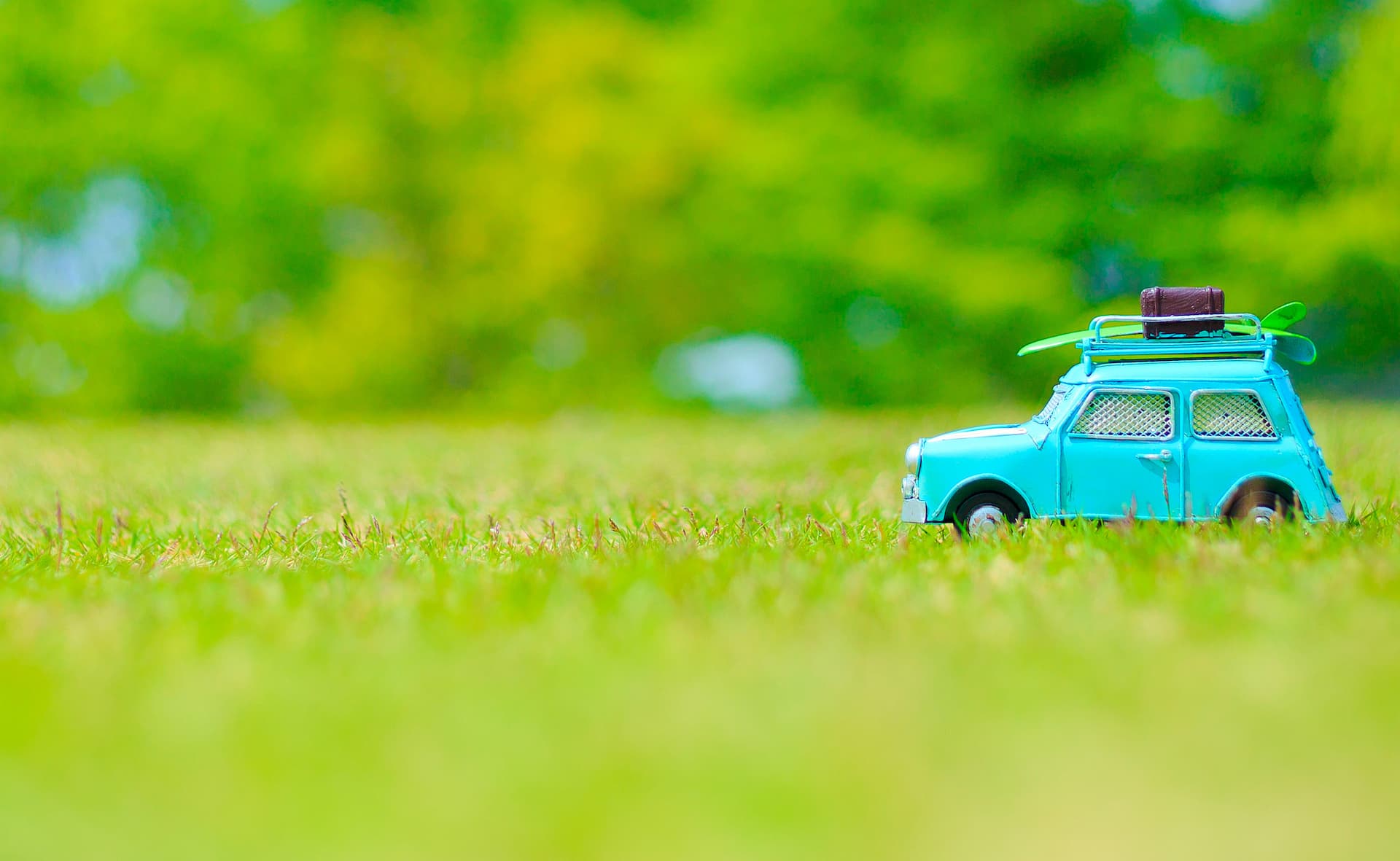 自然の中を走る青い車