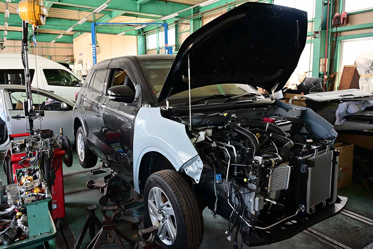 損傷した車を修理