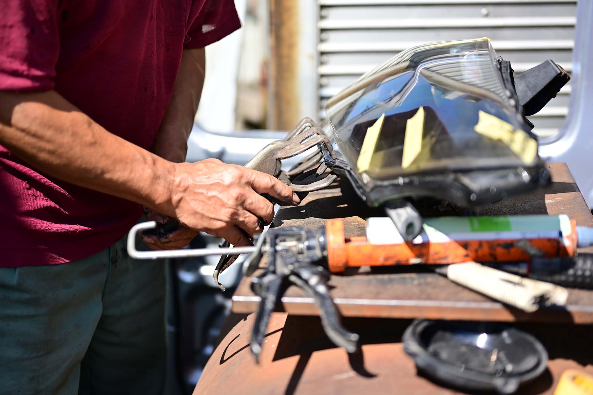 部品修理をする整備士