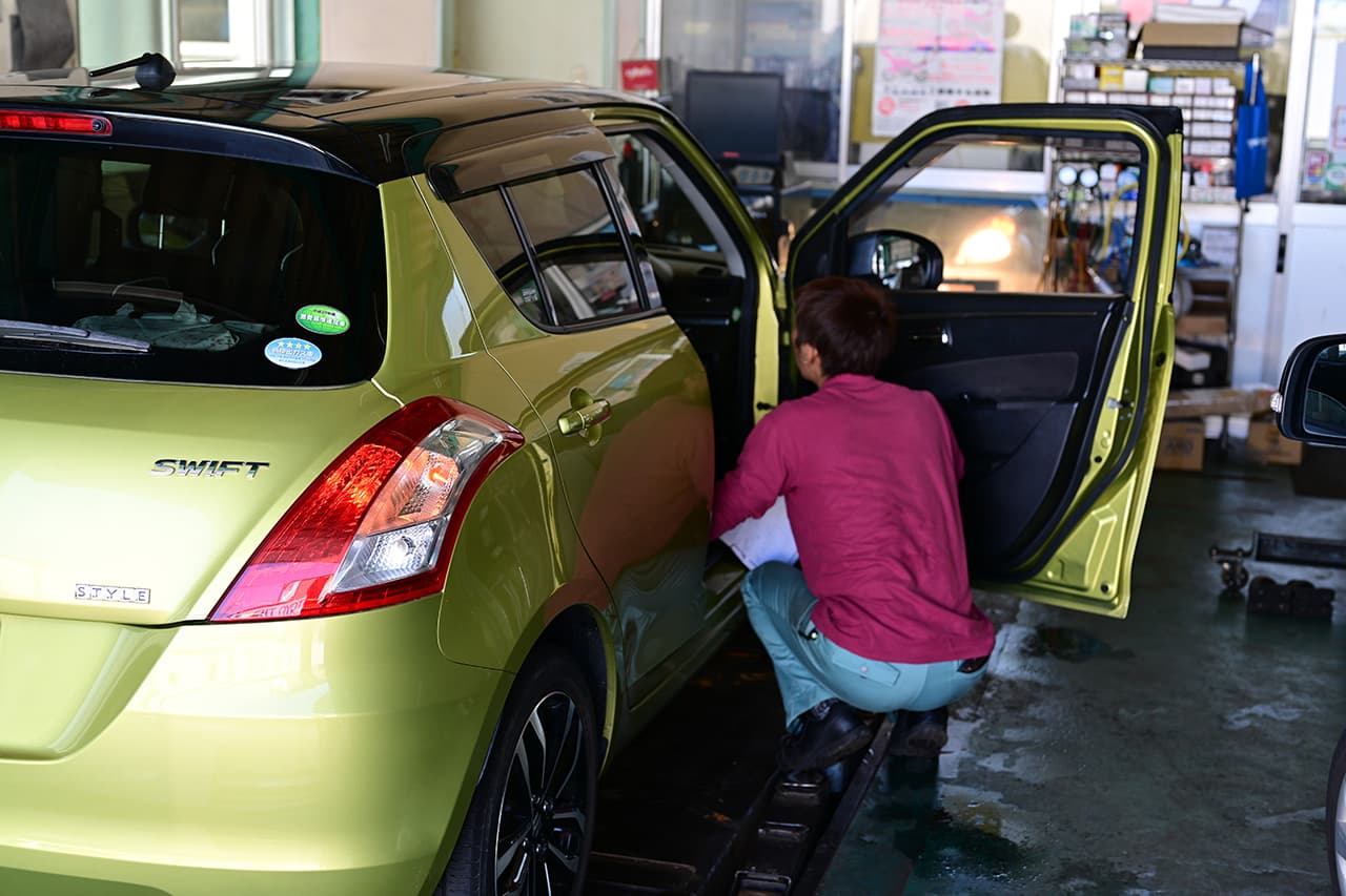 点検をする整備士