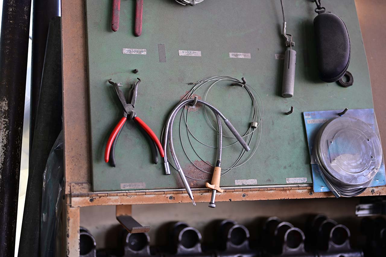 壁にかけられた工具