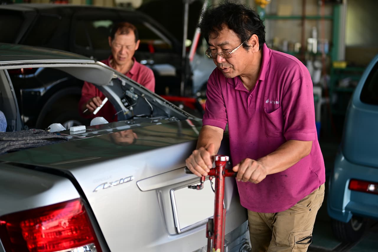 点検をする整備士2名