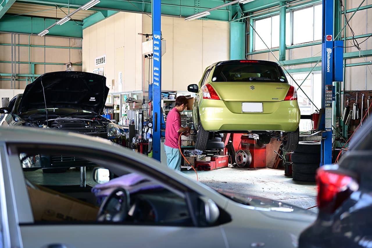 タイヤ修理をする整備士